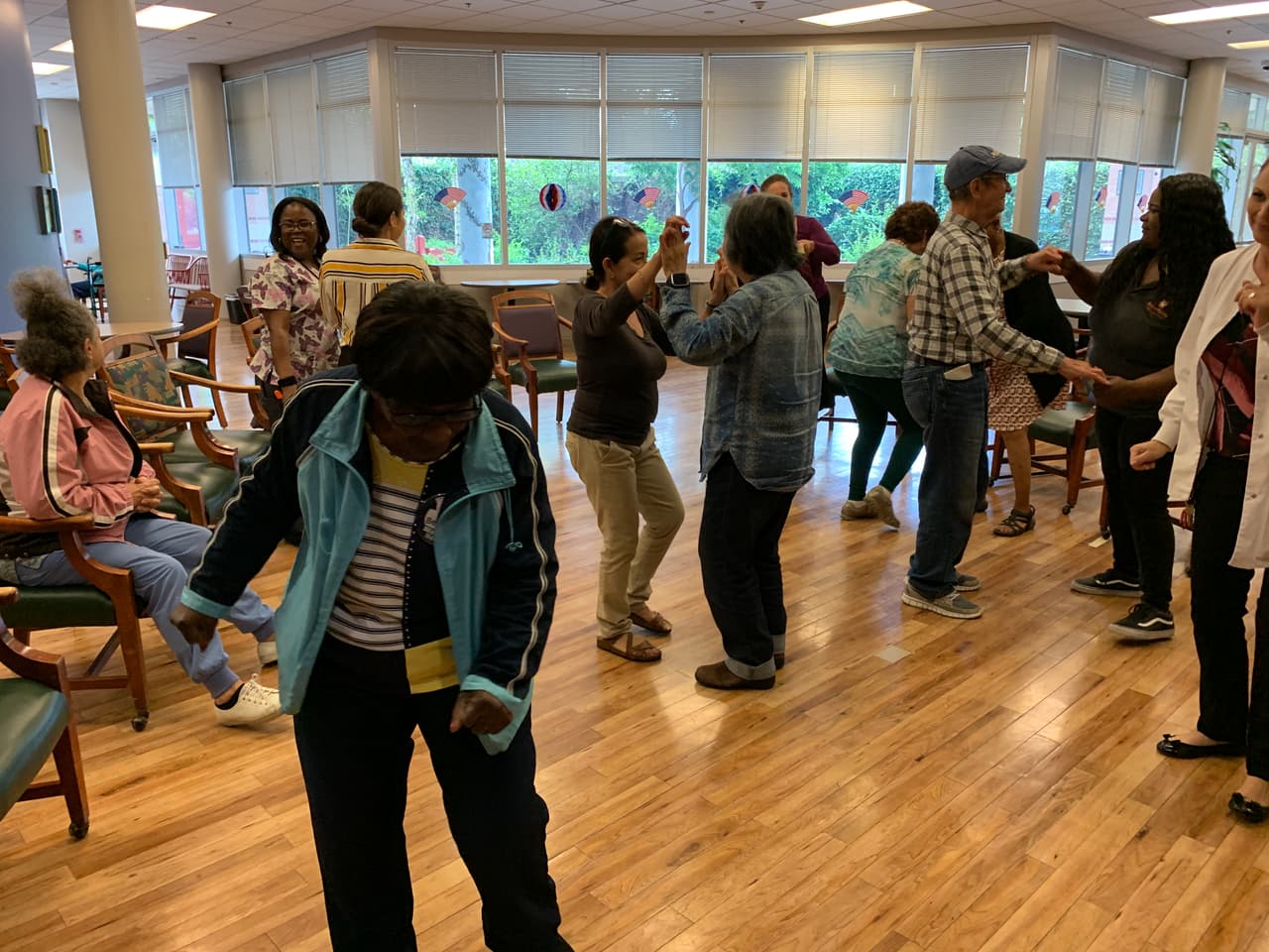 El baile es una de las clases que más disfrutan y el personal del centro está al pendiente de ellos en todo momento.