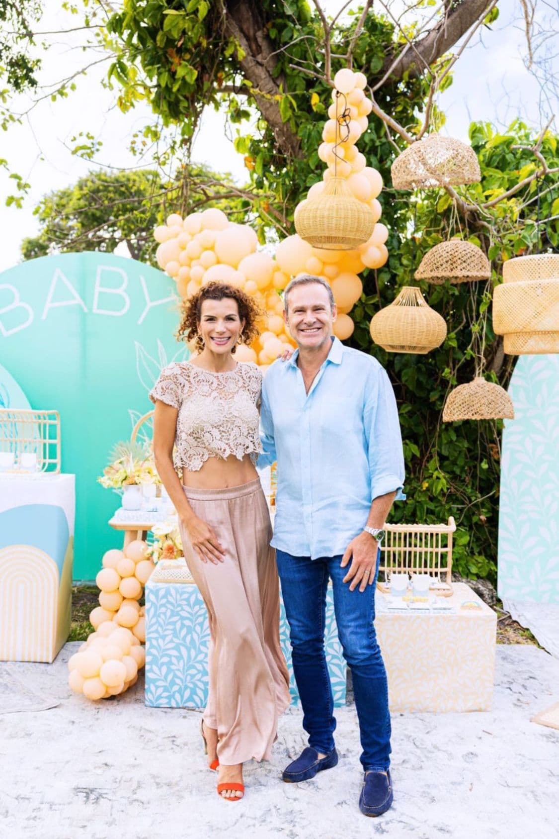 Alan Tacher llegó acompañado de su esposa Cristy Bernal, quienes llevaron un estilo muy casual y fresco.