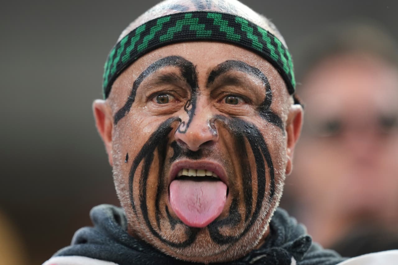 Un aficionado de Nueva Zelanda realiza una haka antes del partido de fútbol del Grupo G de la Copa del Mundo entre Irán y Nueva Zelanda.