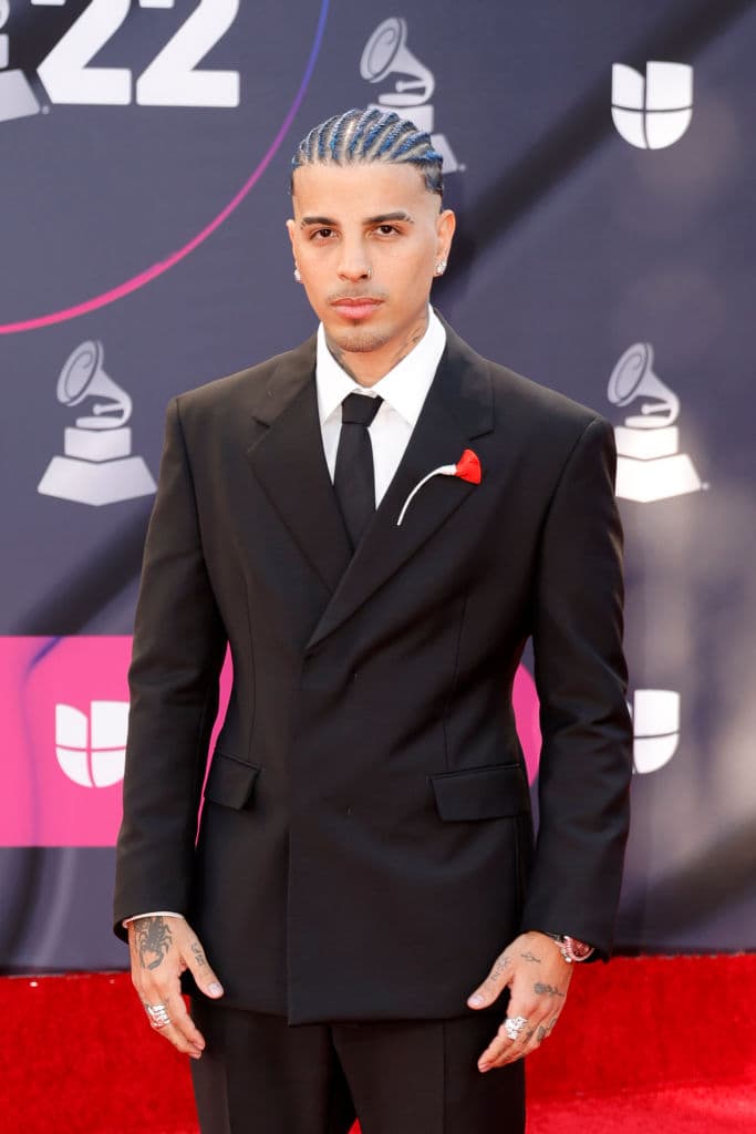 Al escuchar dicho mensaje, el cantautor de urbano, quien se encontraba de pie entre la audiencia, le envió un beso a su novia.
<br>