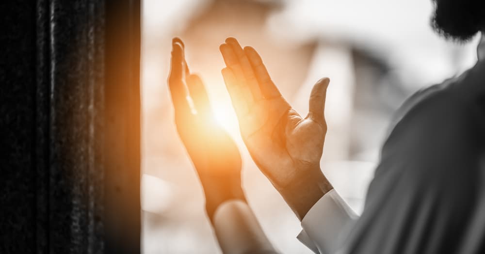 <i>Mi corazón está agobiado por la parte material, Señor. Lo reconozco y lo admito. Me siento angustiado por el miedo a la carencia, Padre amado. Por eso he decidido acercarme a ti hoy pues reconozco que este miedo se ha apoderado de mi corazón y de mi mente, alejando de mí la paz y la tranquilidad.</i>