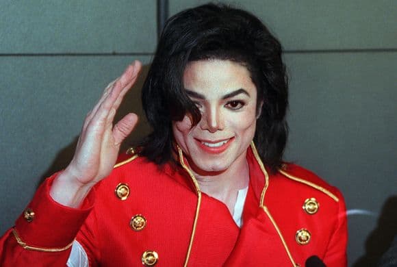 Una vez más, Michael Jackson es acusado por abuso sexual, ahora utilizando un complejo código de palabras y señas para llevarlo a cabo.