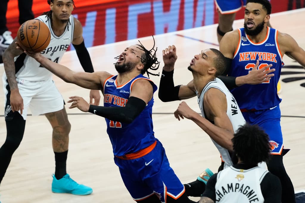 Los New York Knicks se proclamaron campeones de la NBA 2026 al vencer 94-90 a los San Antonio Spurs en el Juego 5 de las Finales, disputado en el Frost Bank Center. Con el triunfo, Nueva York cerró la serie 4-1 y Jalen Brunson, autor de 45 puntos, fue elegido MVP de las Finales.