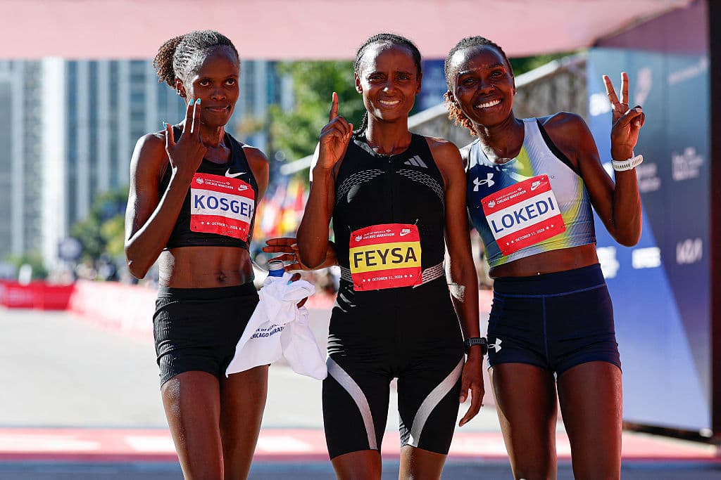 La etíope 
<b>Hawi Feysa</b> defendió el título femenino al cruzar la meta en 
<b>2:13:33.</b> 
<b>Sharon Lokedi </b>de Kenia llegó segunda en 2:14:07 y Brigid 
<b>Kosgei</b>, también keniana, tercera en 2:14:55. Por primera vez en la historia de un maratón, tres mujeres registraron tiempos por debajo de 2:15, según World Athletics.
<br>