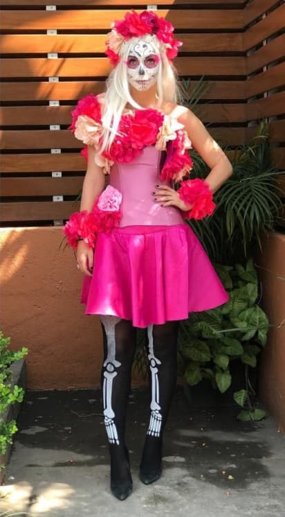 Además de las bellas flores que forman parte de su vestimenta tienes que mirar sus originales botas.