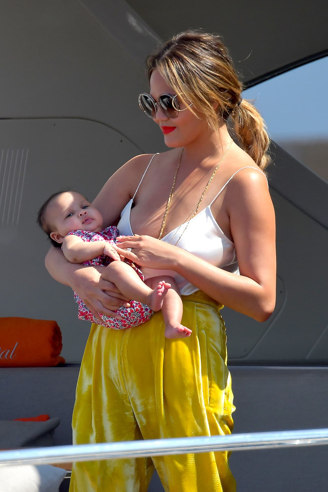 Encantadora, es la luz de la modelo y el cantante.