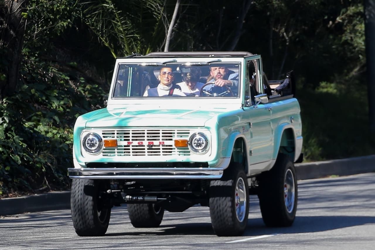 Días antes de la pasada Navidad, ese medio británico dio a conocer que el vehículo 
<b><a href="https://www.univision.com/famosos/jlo-ben-affleck-primera-navidad-esposos-detalles-fotos" target="_blank">fue un regalo de la cantante para el actor. </a></b>
<br>