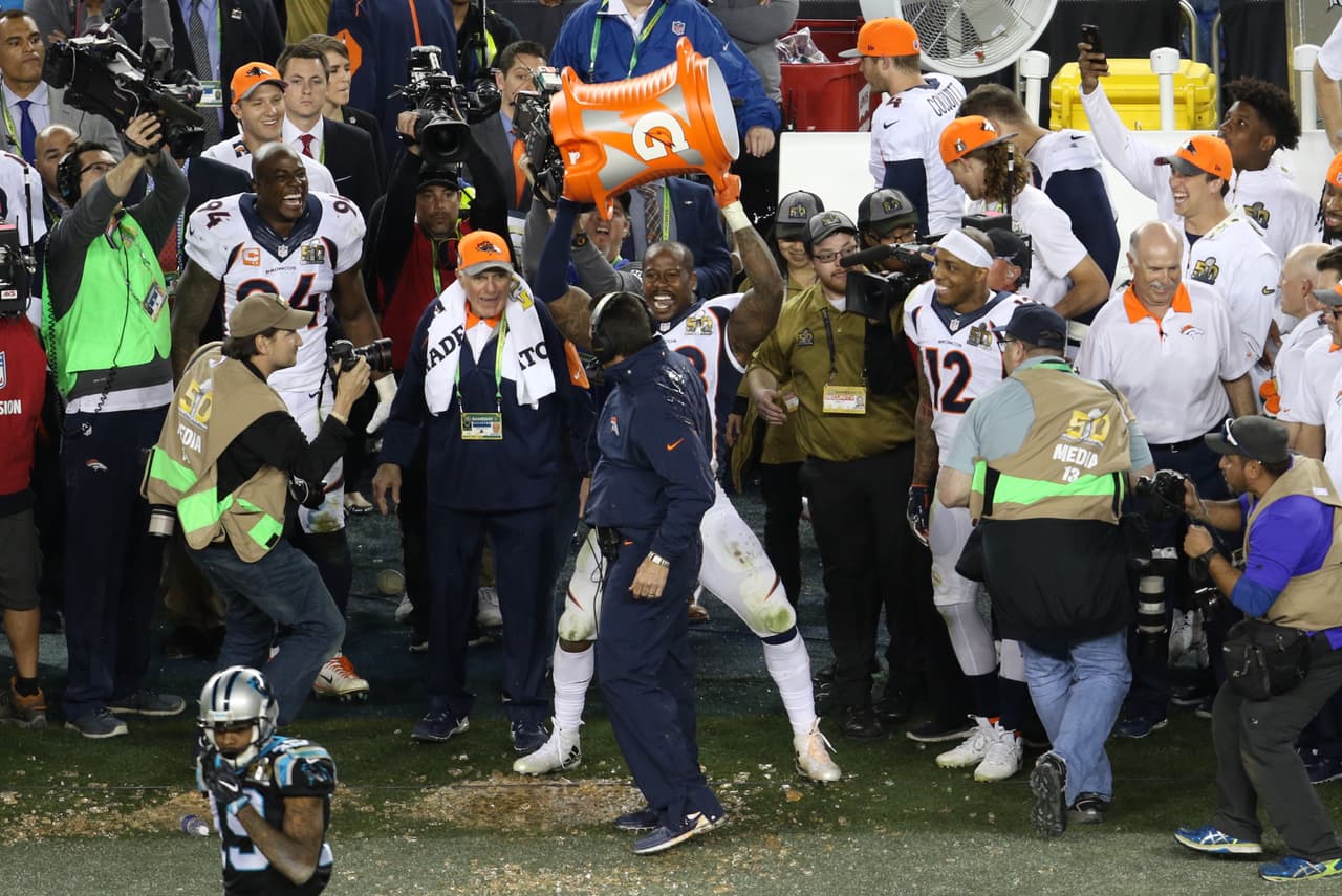 Así celebraron los Denver Broncos y su afición su triunfo en el Super Bowl 50 ante los Carolina Panthers 24-10.