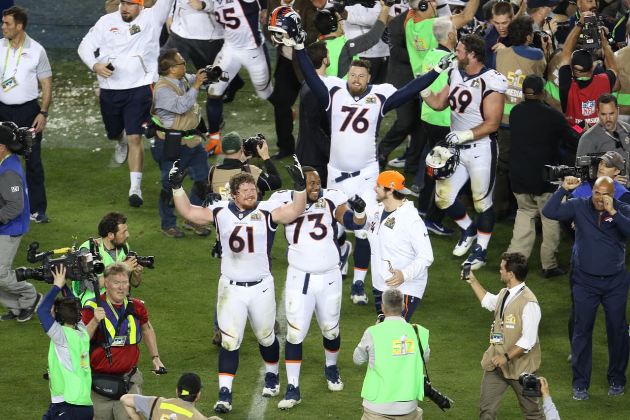 Así celebraron los Denver Broncos y su afición su triunfo en el Super Bowl 50 ante los Carolina Panthers 24-10.