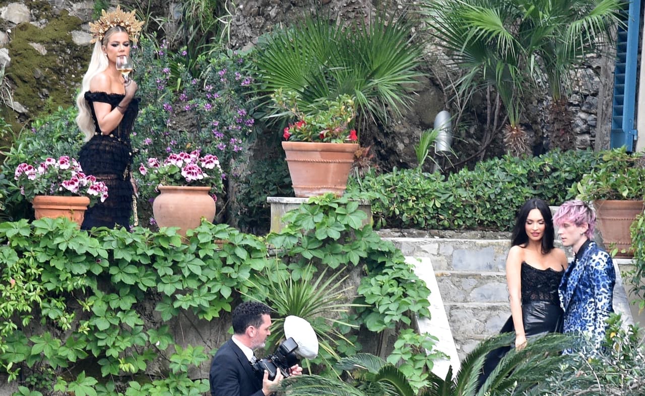 El accesorio complementó el look con el ceñido vestido que se puso para el evento.
<br>