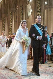 La pareja se casó el 22 de mayo de 2004. Pero antes de convertirse en marido y mujer, Felipe de Borbón se enfrentó a su padre, el entonces rey Juan Carlos I, para que aceptara a Letizia, una mujer divorciada y sin linaje real.