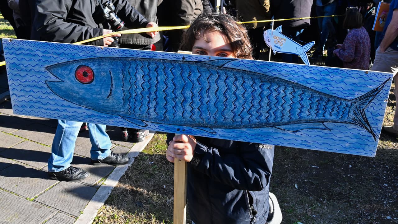 Italia es un país tradicionalmente escindido entre una izquierda combativa y una tenaz derecha, de la que forma parte los herederos políticos del fascismo que creó Benito Mussolini a principios del siglo XX.