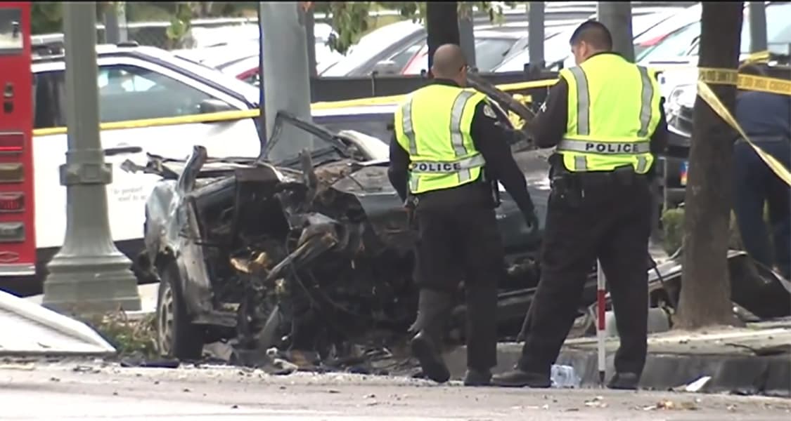 Tras una corta persecución, el conductor perdió el control del vehículo, se subió a la acera y chocó contra un árbol, lo que provocó que el automóvil estallara en llamas. Los dos ocupantes quedaron atrapados en el carro y pese a que los policías intentaron apagar el fuego y rescatarlos, ambos fallecieron.