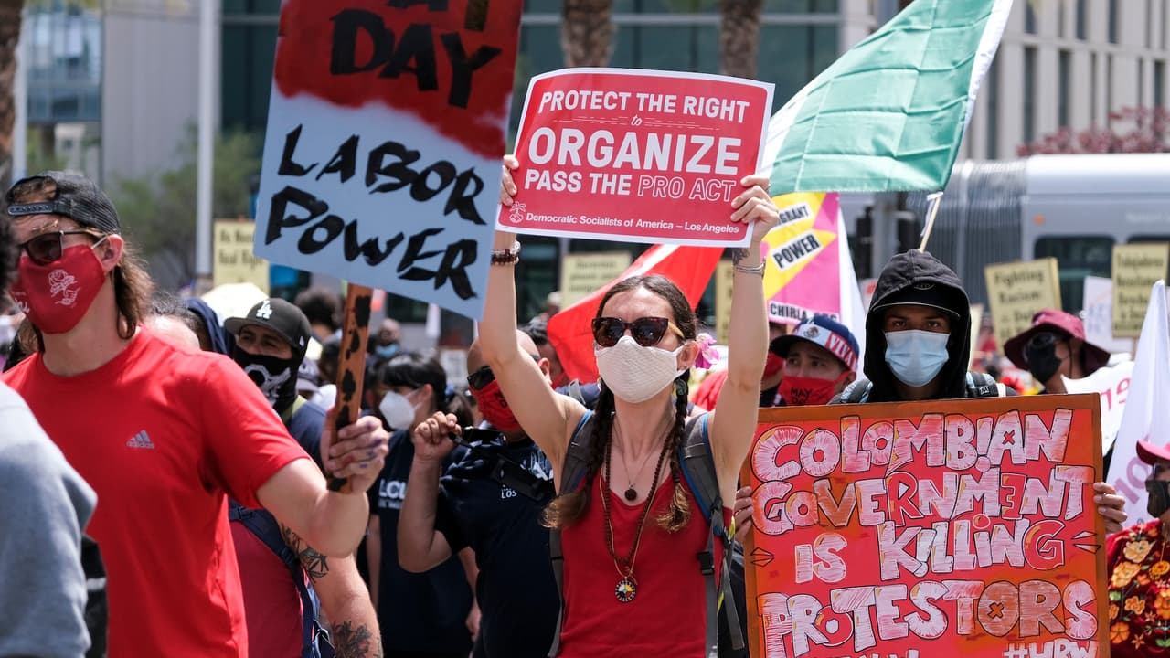 La presidenta de la Federación Laboral del Condado de Los Ángeles, Yvonne Wheeler, llamó a la unidad: “Los inmigrantes están siendo deportados. Los trabajadores están bajo ataque. Debemos mantenernos unidos”.