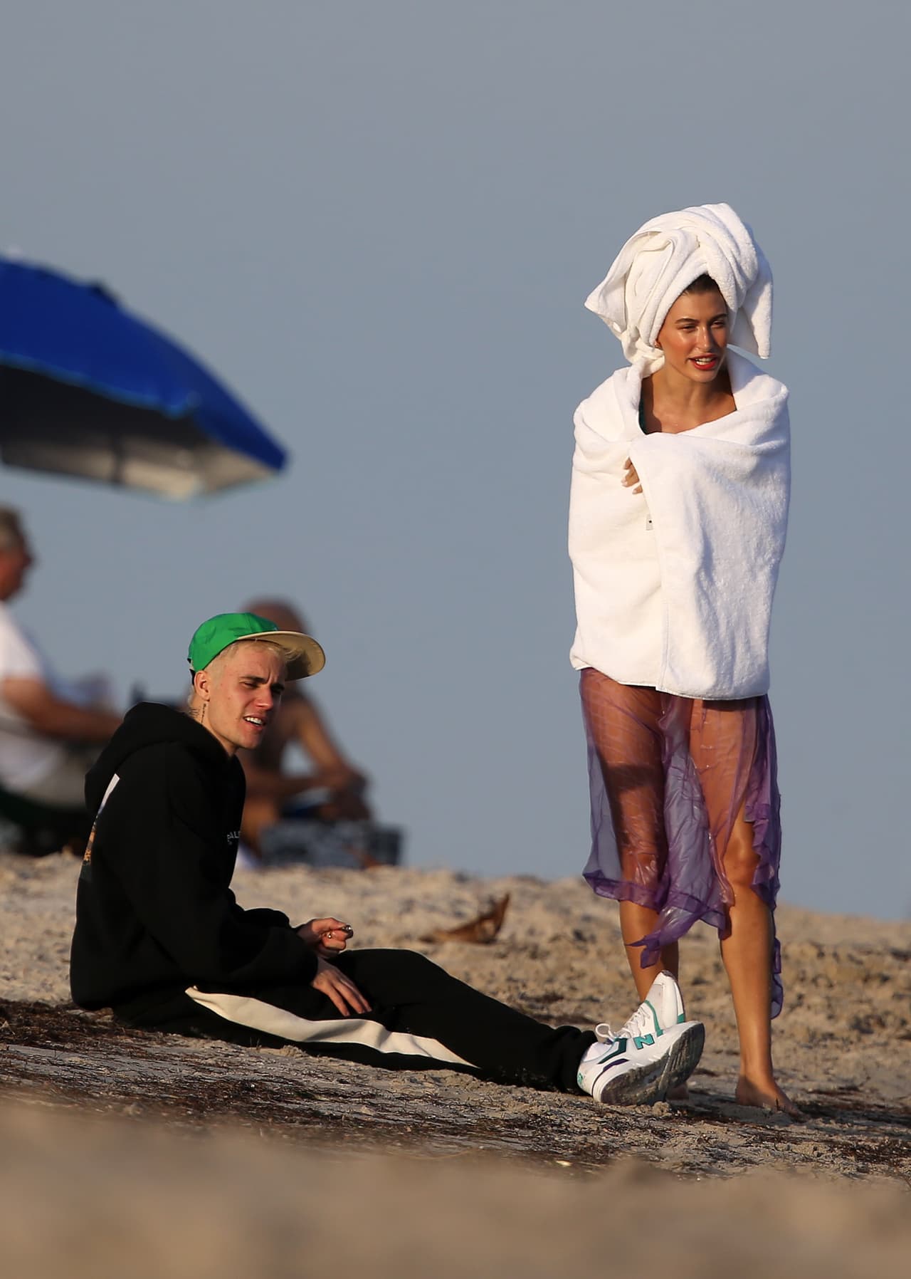 Antes que la pareja fuera captada en esta playa, 
<b><a href="https://www.tmz.com/2019/11/27/hailey-justin-bieber-diamond-studded-necklace-birthday/" target="_blank">TMZ</a></b> informó que Baldwin 
<b><a href="https://www.univision.com/famosos/justin-y-hailey-lucieron-mas-de-medio-millon-de-dolares-en-joyas-para-su-boda-pero-la-cifra-se-queda-corta-al-lado-de-pero-mariah-les-gano-fotos" target="_blank">le había regalado un collar</a></b> de eslabones cubanos cubierto de diamantes con un valor estimado de 
<b>90,000 dólares.</b>
<br>