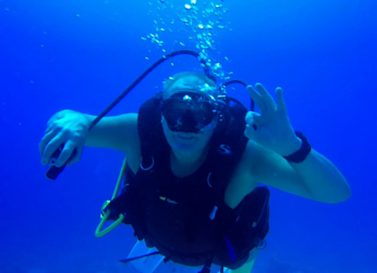 El hombre, que trabaja en una compañía de renta de limusinas, comentó al diario The Sun que tomó fotos bajo el agua con su teléfono. "Estábamos nadando por los arrecifes, tomando muchas imágenes, probando cómo salían en la cámara".