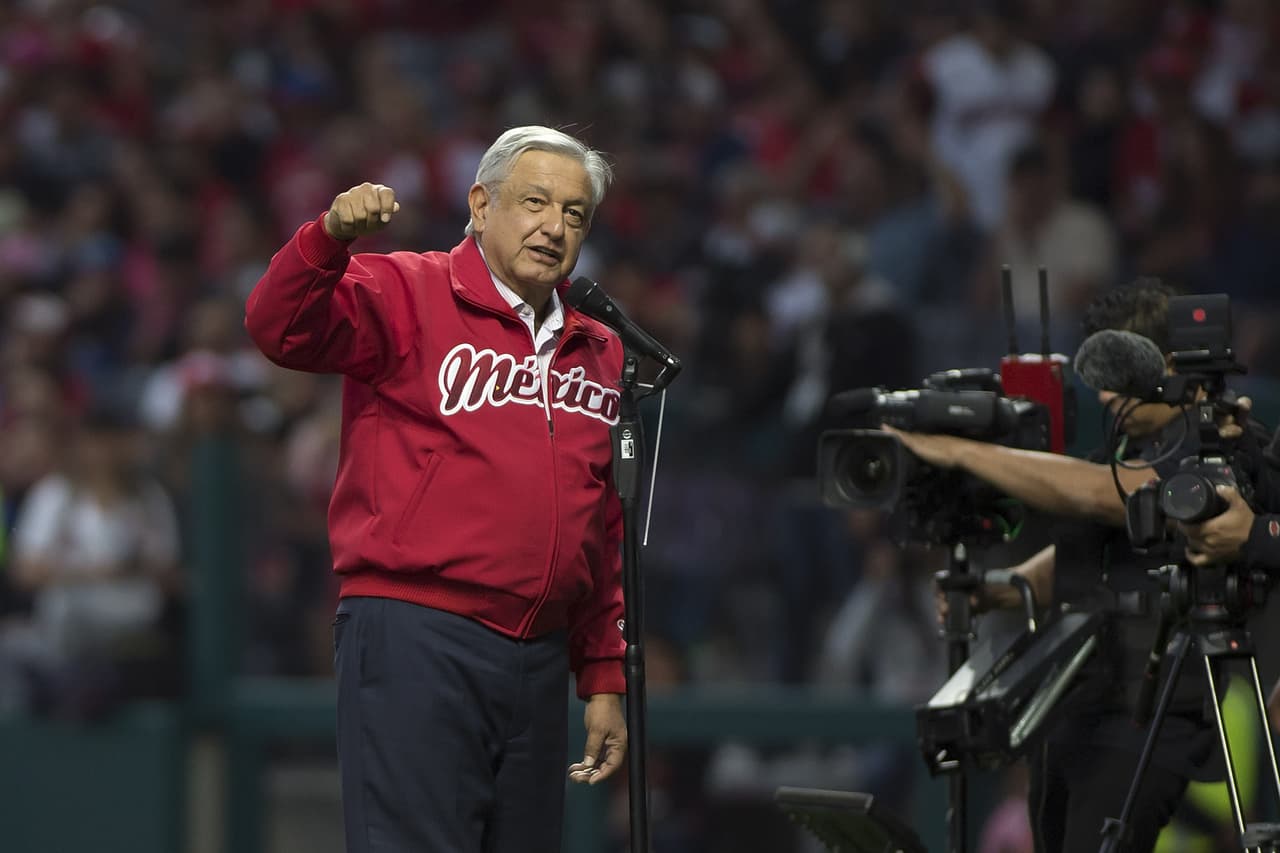 El Presidente de México Andrés Manuel López Obrador se encargó de hacer el lanzamiento inicial en la inauguración del Estadio Alfredo Harp Helú, nueva sede de los Diablos Rojos del México.