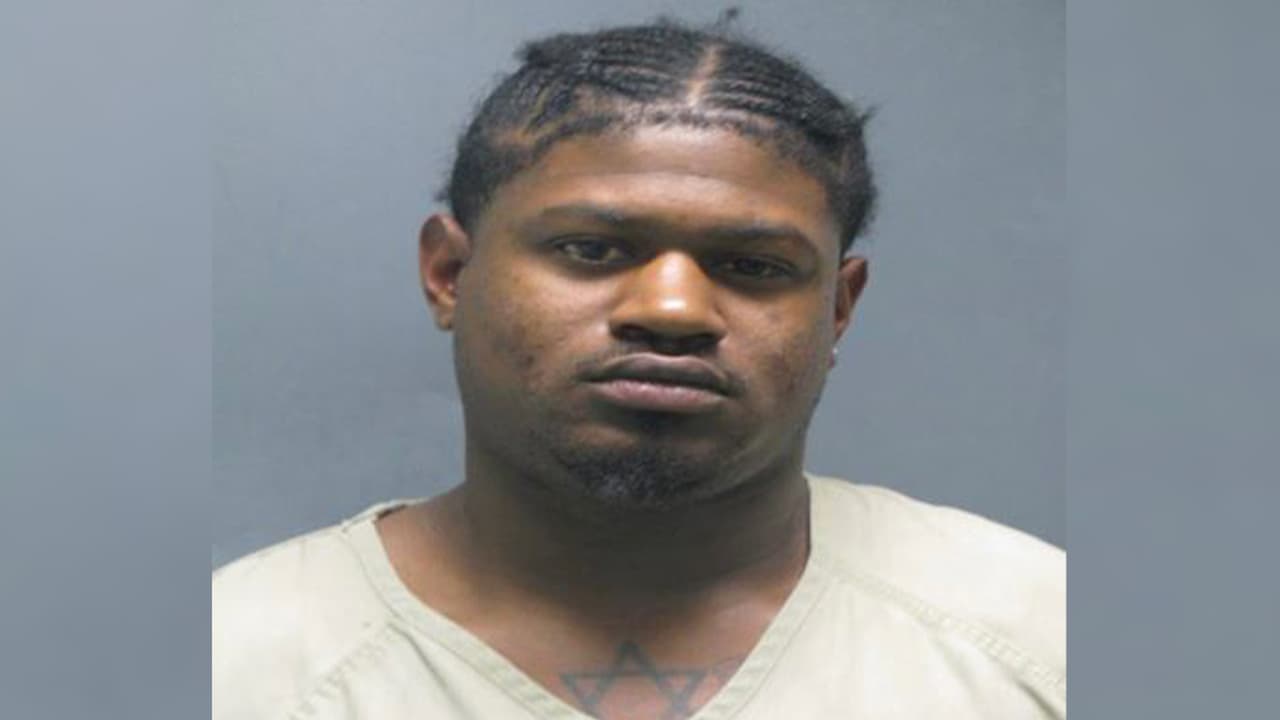 Carlton Devonta Godfrey, 23 años. Acusado de lesiones en contra de un miembro de su familia. Visto por última vez en Martin Luther King Road, Ames.