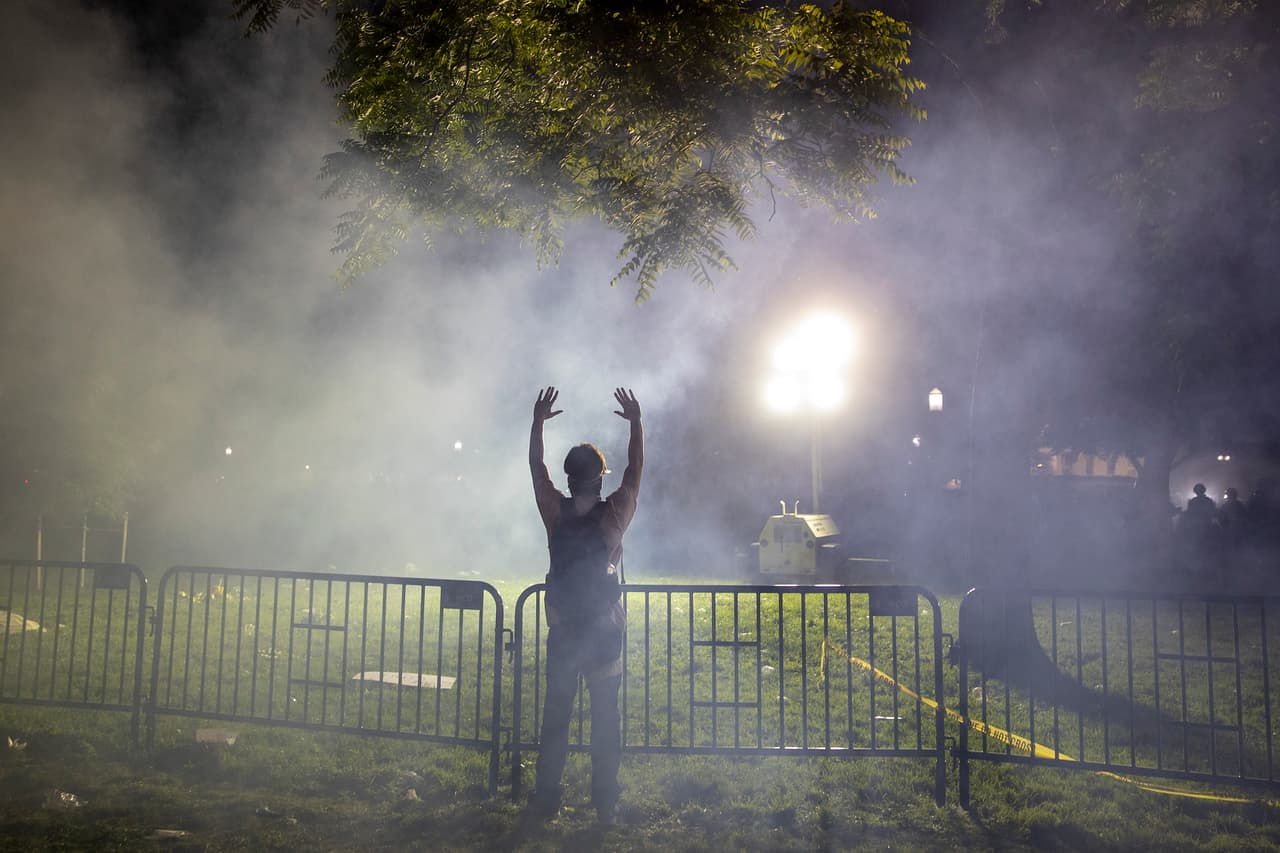 Desde temprano, las barricadas de metal que guardan la distancia entre los transeúntes y la Casa Blanca estaban casi a la mitad de Lafayette Square, pero eso no disuadió a los manifestantes.
<br>