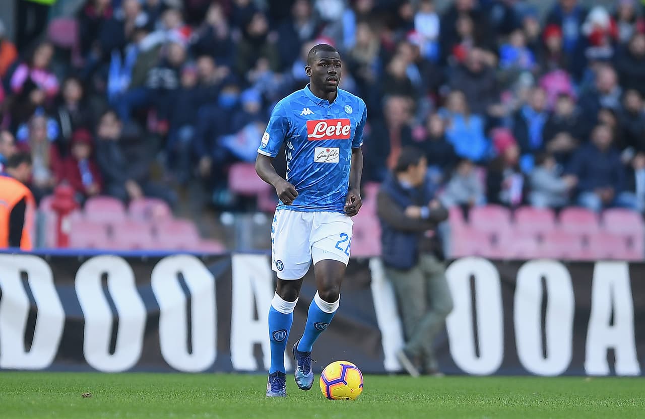 A Kalidou Koulibaly se le ha vinculado con grandes equipos europeos, pero en este momento el Manchester United parece ser el más cercano.