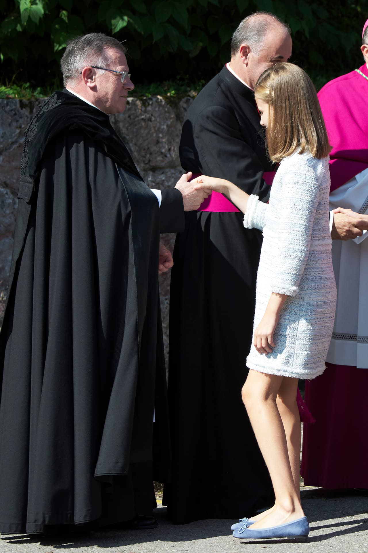 Al tratarse de un evento oficial, la princesa Leonor saludó a las autoridades presentes a su llegada.
