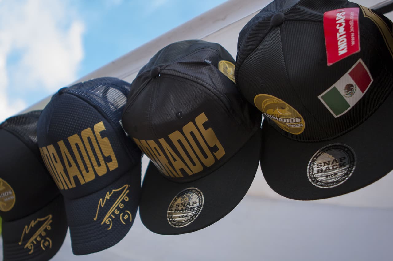 Más mercancía esperando ser llevada por los ávidos fanáticos.