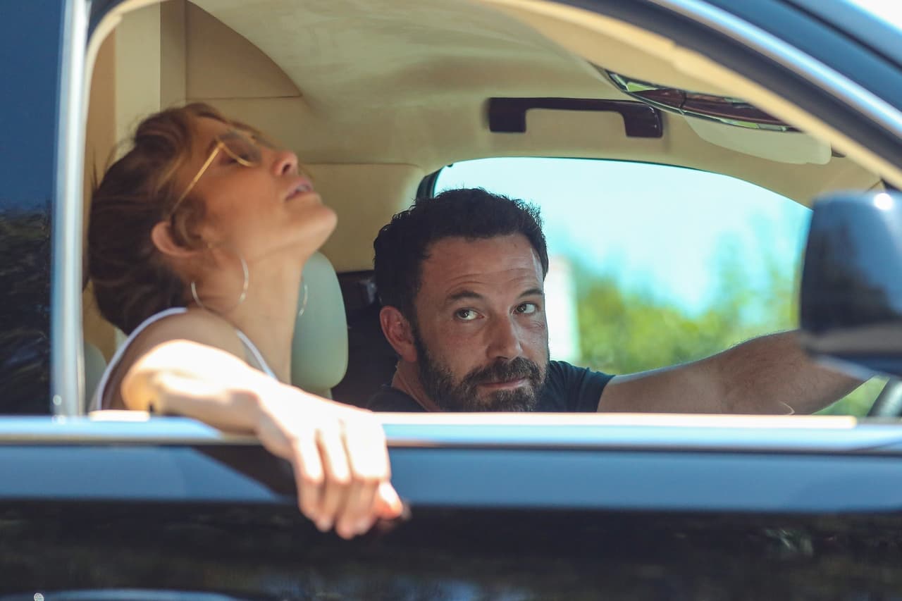 Ahora, en estas nuevas fotos, las 
<b><a href="https://www.univision.com/famosos/ben-affleck-no-sabe-espanol-cuando-le-preguntan-por-la-boda-con-jlo-pero-aqui-mostramos-que-lo-habla-y-muy-bien-video">imágenes parecen decir mucho sobre Ben Affleck</a></b>. Se le ve mirándola de esta manera mientras ella parece sufrir el calor y el atasco de tráfico en el 'freeway'. 
<br>