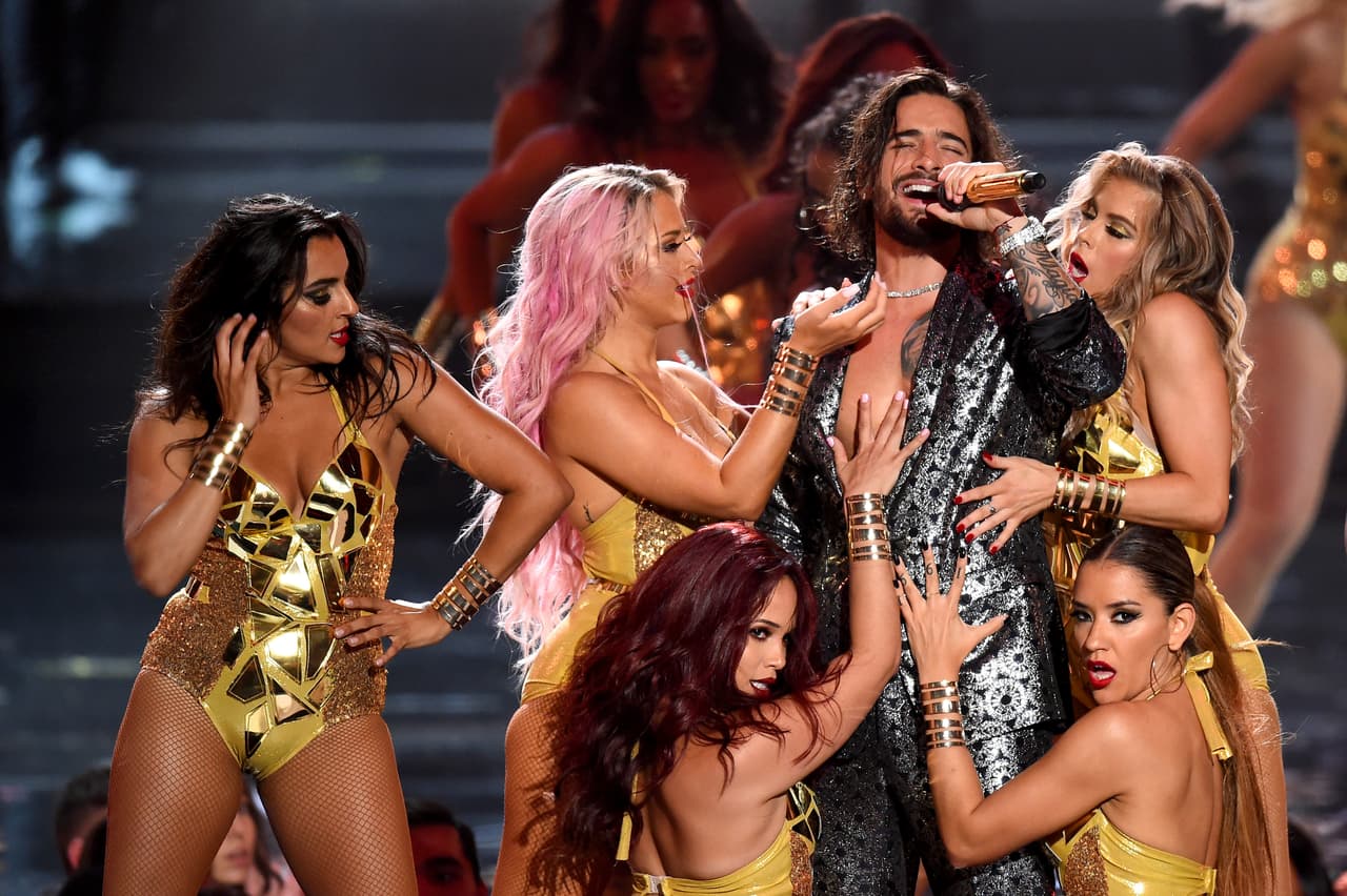 El cantante colombiano también dejó el alma en el escenario al interpretar su tema 'Felices los 4' completamente en español.