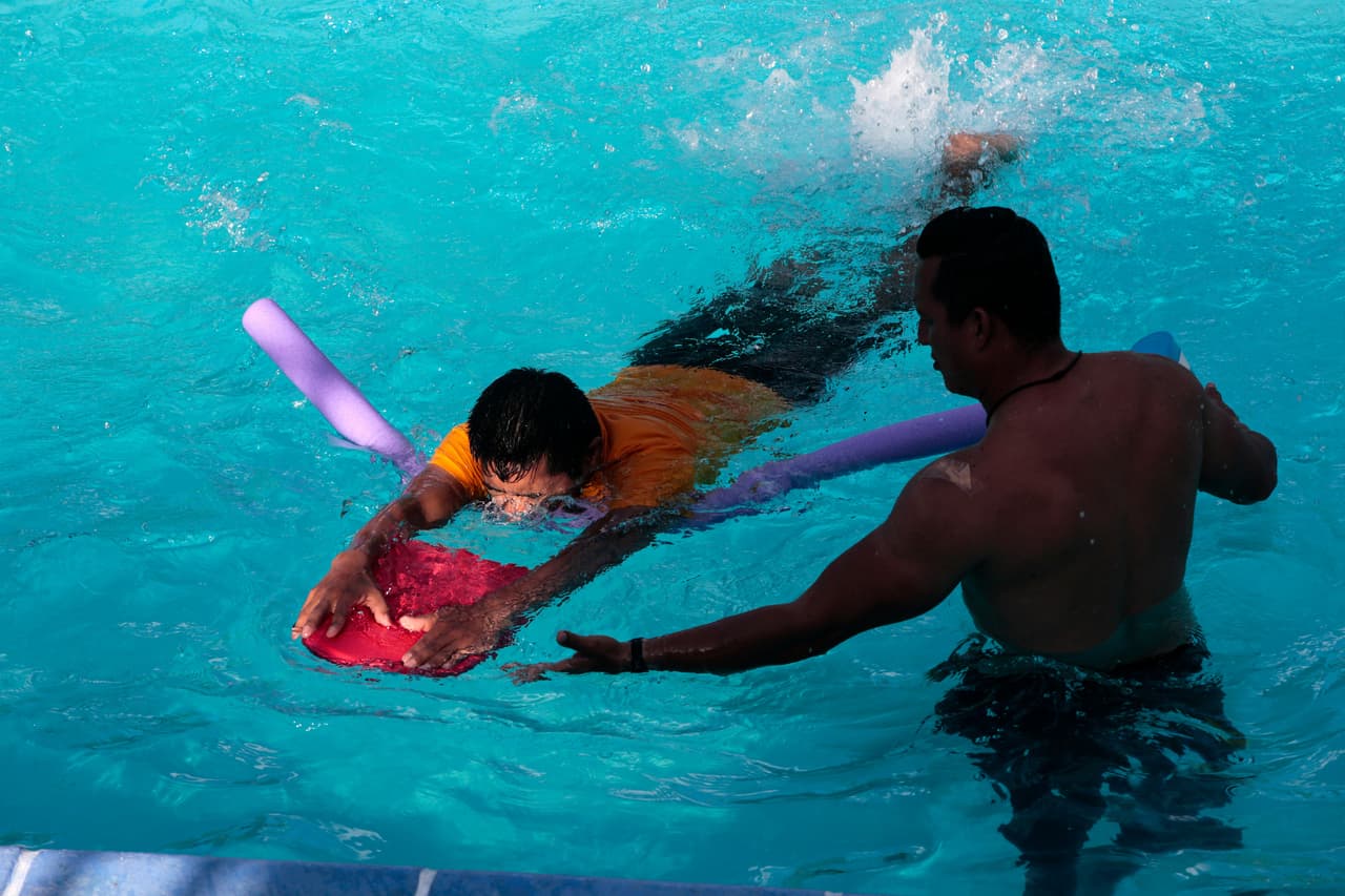 Mantenga las sillas, mesas y otros elementos escalables alejados de la barrera de la piscina.