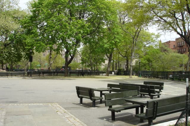 <b>Bennet Park</b> lleva el nombre de James Gordon Bennett (1795-1872), quien fue un pionero del periodismo popular estadounidense, según NYC Parks. El parque puede ser visitado por aquellos que buscan un lugar tranquilo para relajarse. Está ubicado en W 183rd St & Fort Washington Ave, New York, NY 10033 y está abierto hasta la 1am.