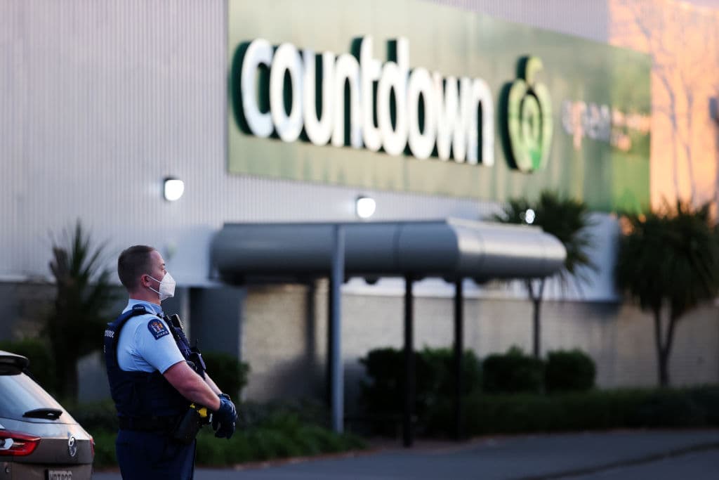 Como el hombre tenía vigilancia continua, enseguida llegó la policía, que lo abatió en apenas 60 segundos desde que comenzó a atacar a las personas.