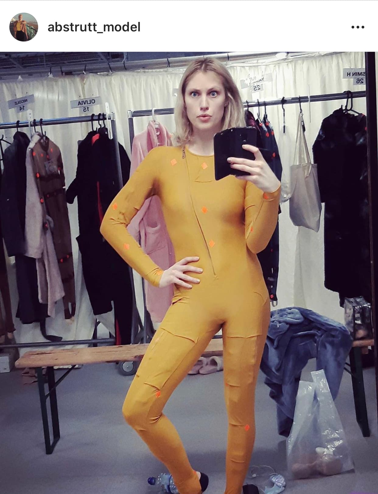 "Tuve un pequeño tráiler para mí sola y experimenté trabajar en la captura de movimiento (por lo tanto el extraño atuendo de 'Star Trek' —traje de movimiento— y por qué parece que tengo viruela en estas fotos)", agregó
<br>