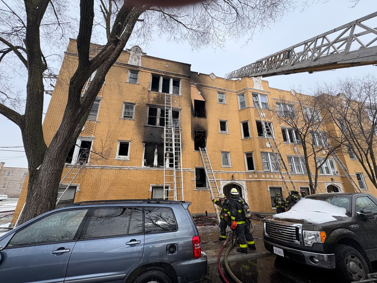 Más de 100 bomberos acudieron al llamado de emergencia, debido a la columna de humo y las llamas.
