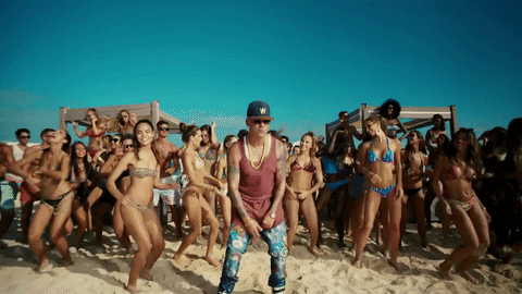 Wisin lleva la 'party' a la playa con docenas de personas bailando al ritmo del pegajoso hit.