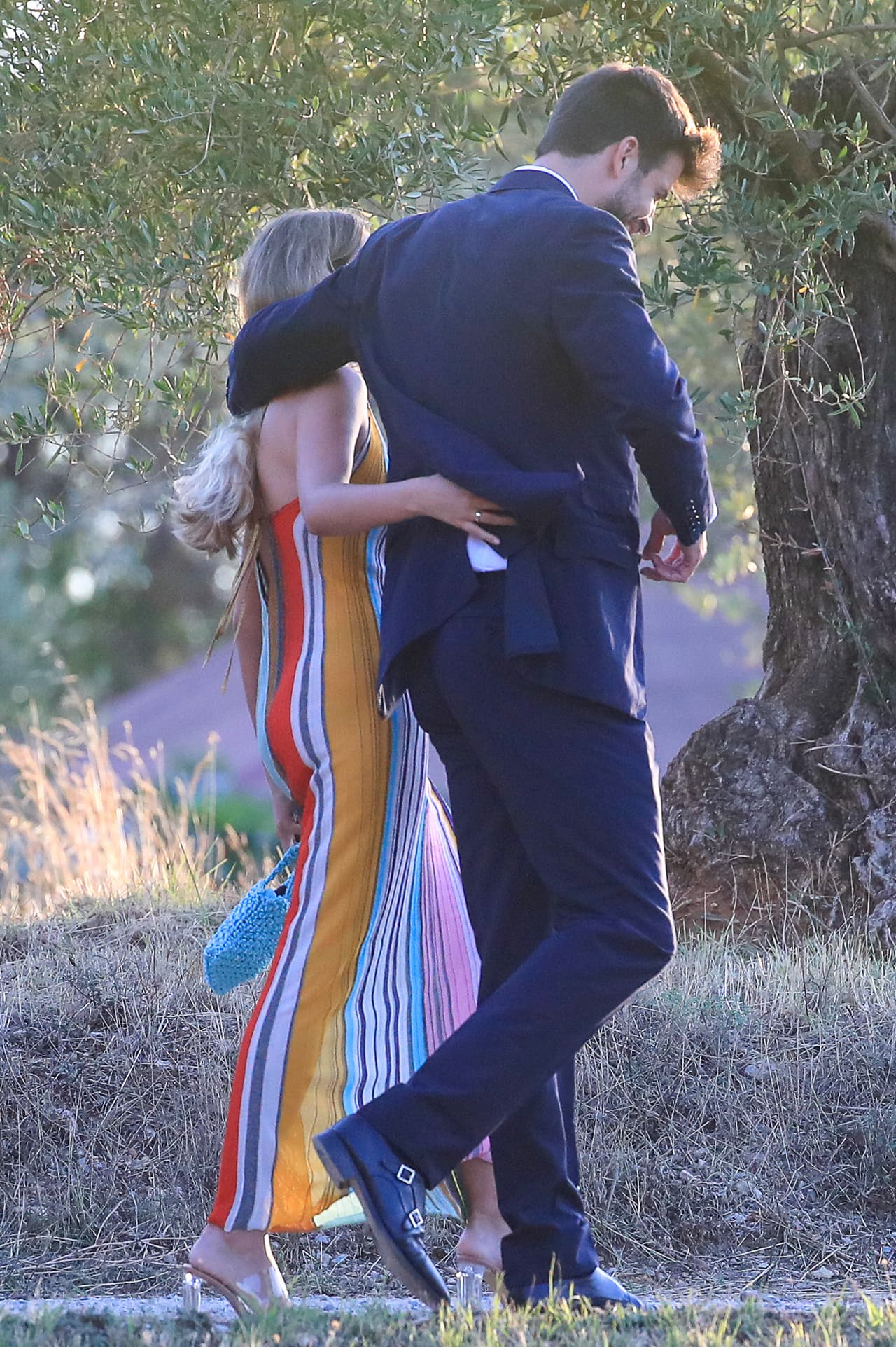 El evento se llevó a cabo en Costa Brava en Cataluña, España, y las imágenes dieron la vuelta al mundo, pues a su llegada Gerard y Clara se dejaron ver 
<b>de la mano y en ocasiones abrazados</b>.
<br>