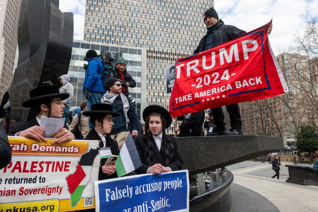 Los manifestantes se reunieron frente al juzgado mientras la audiencia se desarrollaba dentro del edificio. Muchos portaron carteles pidiendo la liberación inmediata de Khalil y denunciando lo que consideraron una violación de los derechos constitucionales.