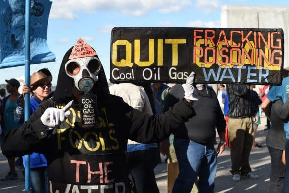 "Flood Wall Street" dice que espera que la acción de este lunes llame la atención sobre el vínculo entre las políticas económicas y el medio ambiente.