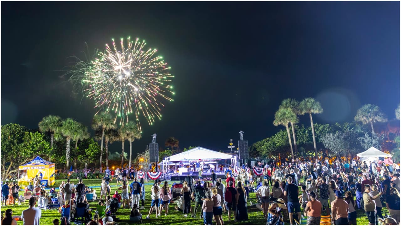 La ciudad de Miami Beach tendrá dos espectáculos de fuegos artificiales para la noche del 4 de Julio. Uno será en Altos Del Mar Park 76 Street & Collins Avenue. El otro en Lummus Park – 12 Street & Ocean Drive