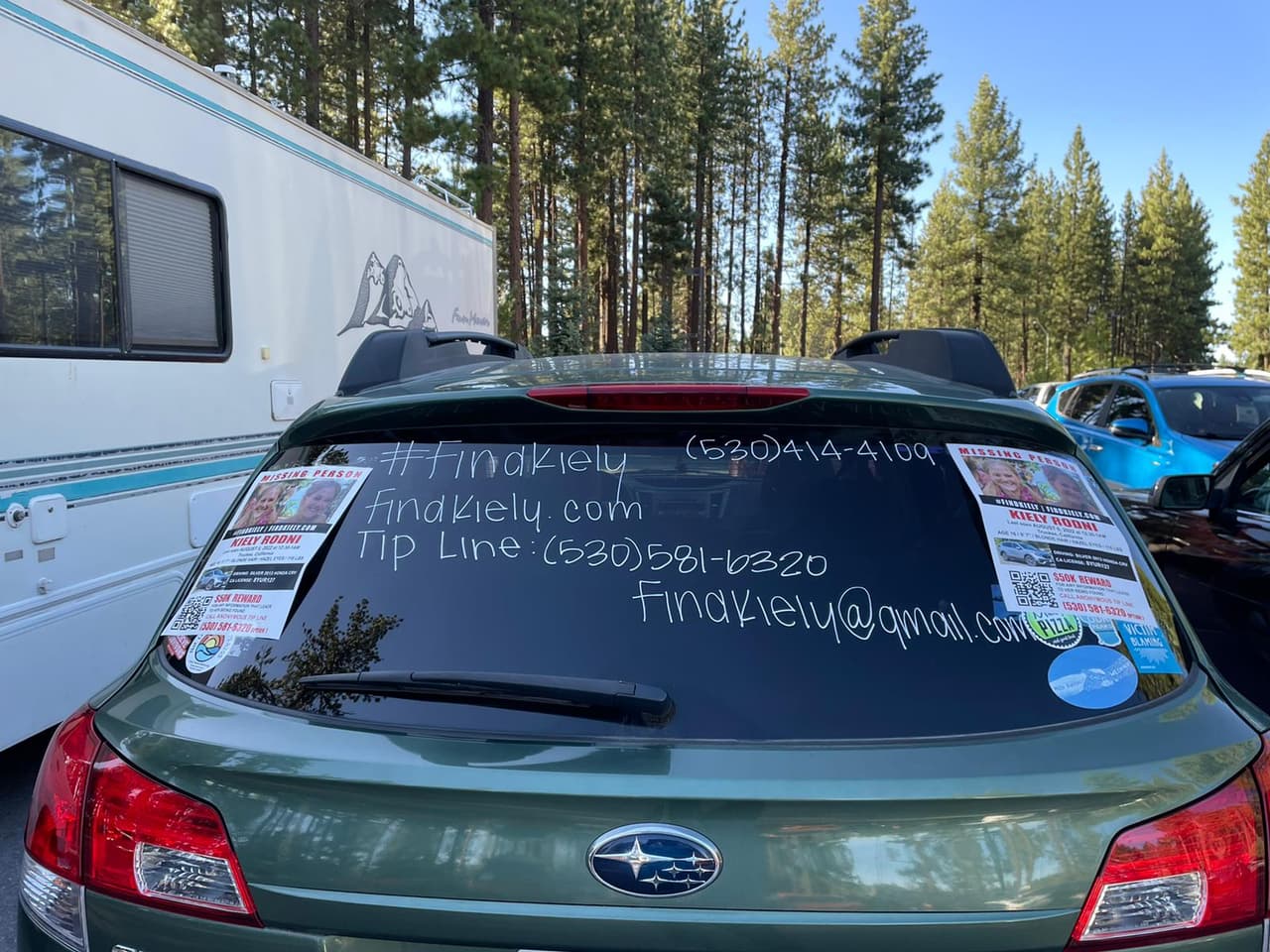 Además, se abrió el sitio web findkiely.com, en el que se pueden hacer denuncias anónimas y compartir fotografías o videos del día de la fiesta en la que se vio por última vez a la joven.