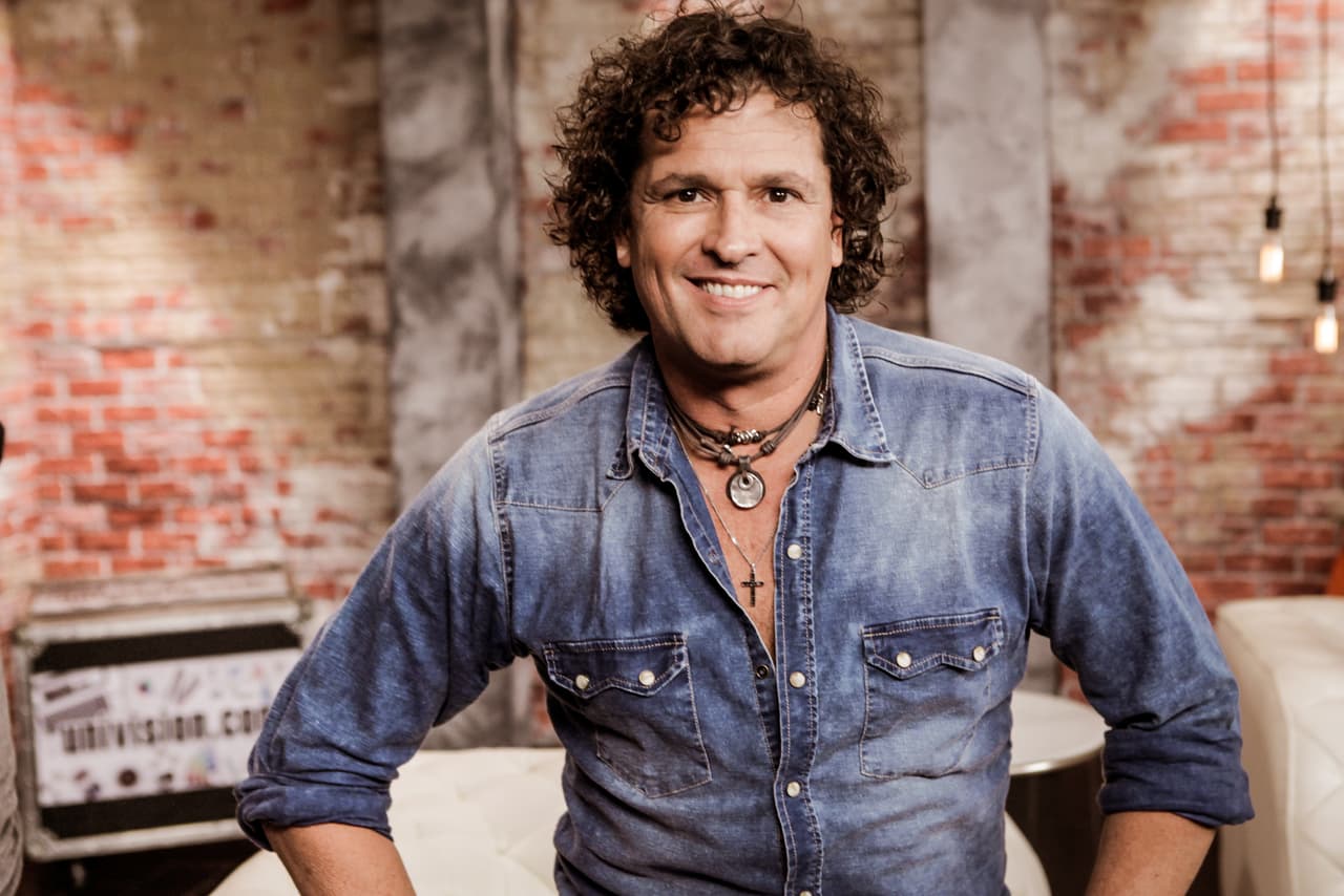 <h2 class="cms-H2-H2">Carlos Vives, Premio Lo Nuestro a la Excelencia 2016</h2>
<br>
<b>Carlos Vives</b> ingresó en 2016 a la prestigiosa lista de artistas que han sido homenajeados con este galardón. Él fue considerado gracias a su importante aportación a la música latinoamericana.