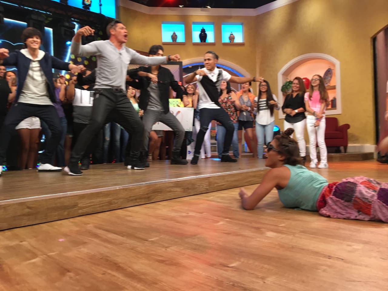 Al ritmo de 'Súbete a mi moto' los invitó a seguir la coreografía.