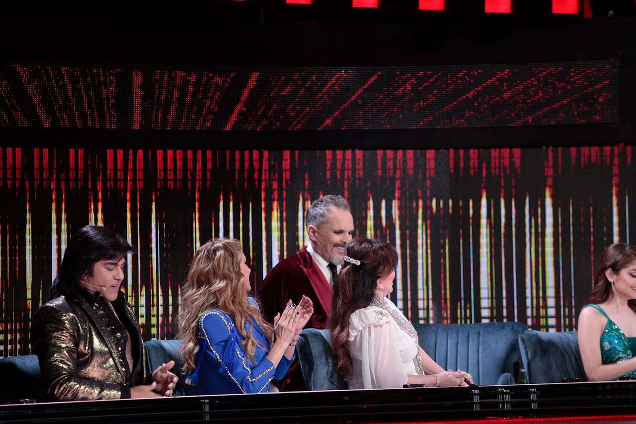 Miguel Bosé estaba en la mesa de jueces cuando Galilea lo llamó al escenario.