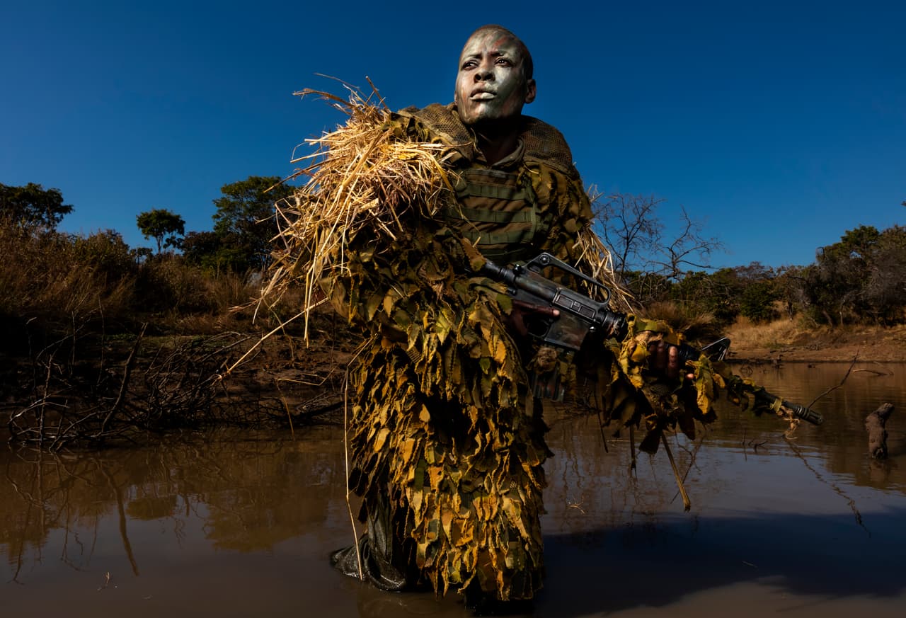Petronella Chigumbura, de 30 años, durante un entrenamiento en el Parque de Vida Silvestre de Phundundu, Zimbabwe, el 20 de junio de 2018. Chigumbura es miembro de una unidad femenina de Akashinga (‘los valientes’ en español), una fuerza de guardabosques que ayuda a los residentes a beneficiarse de la preservación de la vida silvestre. La imagen esta nominada a fotografía del año.