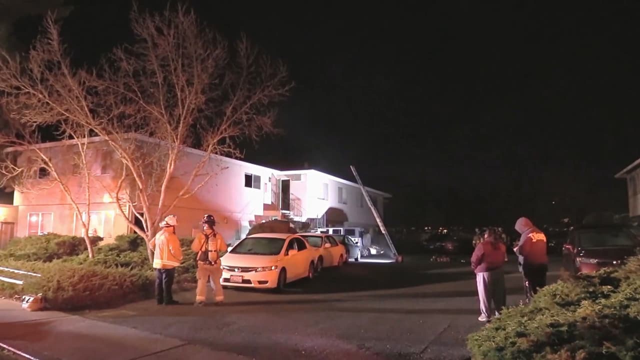 Incendio en complejo de apartamentos deja a 17 personas desplazadas en Gilroy, entre ellas 5 niños