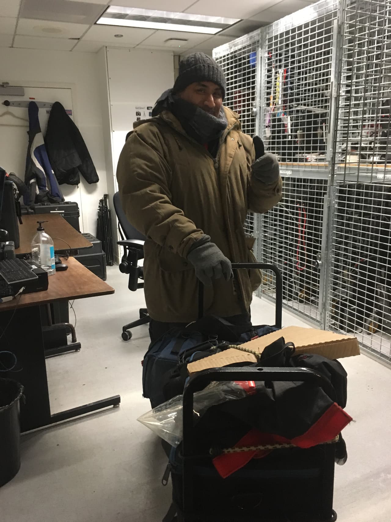 A Mario Monrroy le tocó cubrir la noche del miércoles varias historias. Una de ellas fue la rotura de un tubo que creó lo que parecía literalmente una pista de hielo en el vecindario de Jefferson Park. Y para eso, tenía que estar bien abrigado.