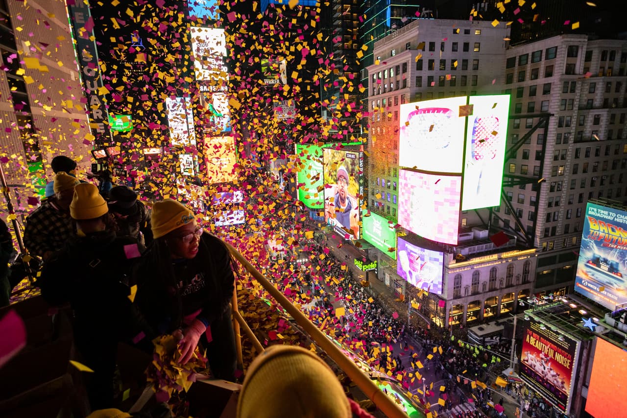 Miles de personas disfrutaron del espectáculo y dieron la bienvenida al 2024 en Times Square.