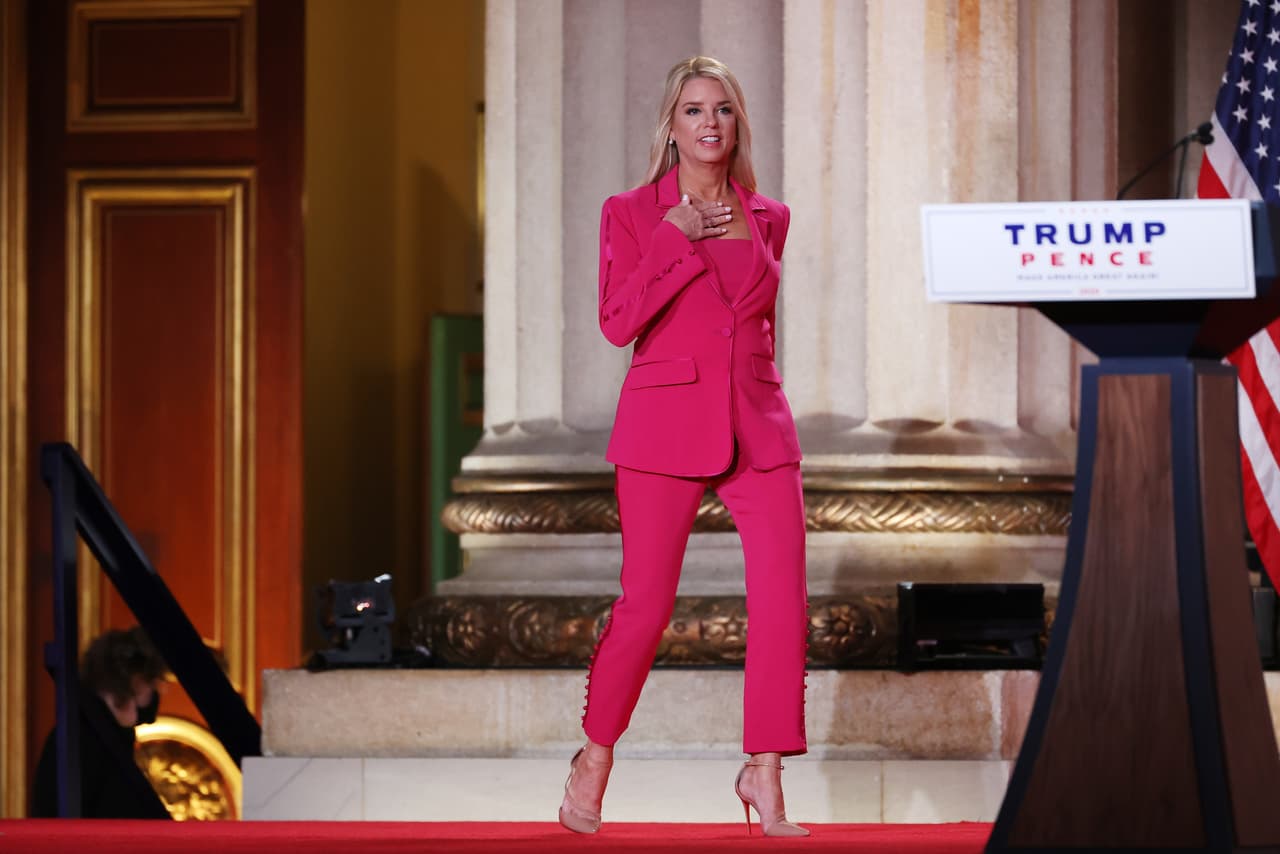 Pam Bondi, exfiscal de Florida, aseguró que Biden benefició a su familia con negocios en países como China o Ucrania cuando fue vicepresidente. Bondi fungió de defensora del presidente Trump en el proceso de juicio político en el Senado.