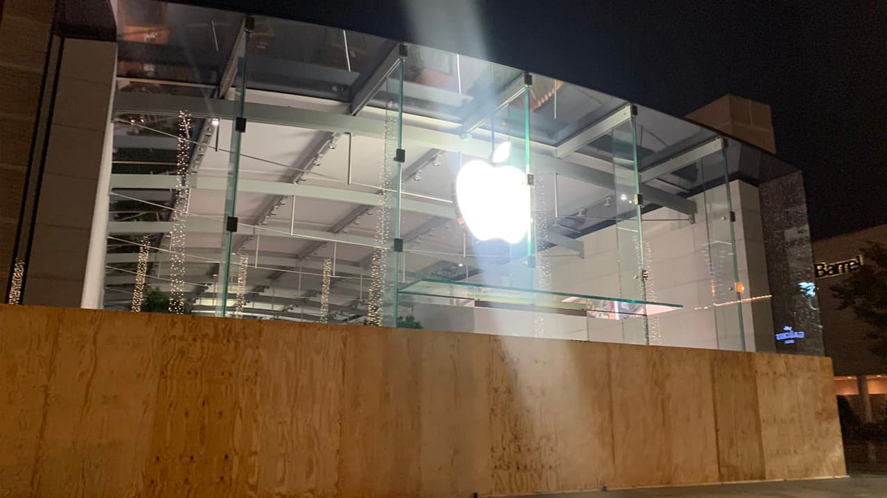 Tiendas como 
<a href="https://www.univision.com/temas/apple">Apple</a> o Sephora fueron tapadas con madera.