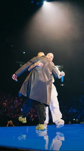 Entre los invitados para compartir el escenario con Bad Bunny en el inico de su gira estuvieron sus compatriotas Wisin y Yandel, Víctor Manuelle; así como el colombiano J Balvin, Becky G, Árcangel, El Alfa, Ñejo y PJ Sin Suela.