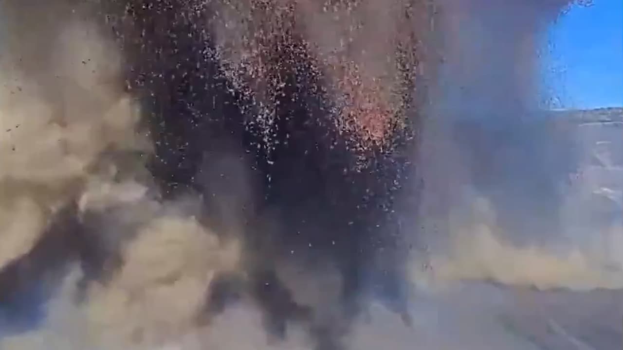 Una cámara colocada en el volcán Kilauea capta el momento en que su lava la destruye